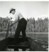 Gunnilbo sn, Naddebo.
Fisketur. Näten läggs ut. 1937.