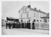 Gruppfoto, arbetare vid företaget 1908.