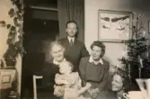 Julafton hos familjen Krantz i Stretereds personalbostad 1944. Nora Krantz sitter med barnbarnet Eva Pettersson (född 1944, gift Kempe) i knät. Brevid sitter sonhustrun Edit Krantz och på golvet sitter babyns mor Rosa Pettersson (1912 - 1994, född Krantz). I bakgrunden står den gode vännen Arnulf Torvaldsen från Norge.