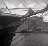 Segelfartyg i Tullhamnen med Ångkvarnen i bakgrunden