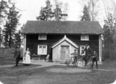 Boningshuset, fem personer framför huset. 
Gunnar, givaren vet inte vem personerna är. 
Pingst, 1923.