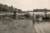 Rosa Pettersson och dottern Eva (född 1944, gift Kempe) befinner sig vid Stenbryggan, Stretereds badplats, Tulebosjön år 1946.