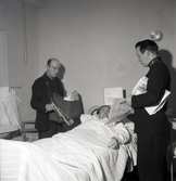 Frälsningssoldater besöker patient på Kalmar lasarett.