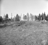 Arkeologisk undersökning p g a motorvägsbygget mellan Köping - Västerås av gravfältet vid Rallsta 15.5 - 21.9 1961 av Vlm /Henry och Eva Simonsson
(Norra delen)

Anläggning 52, som visade sig vara en förstörd jordkällare.