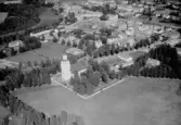 Flygfoto över Orsa och kyrkan år 1966.