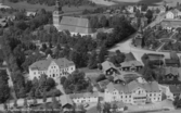 Flygfoto över Mora Tingshus och Hotell Gustav Vasa. Mora kyrka i bakgrunden.