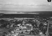 Flygfoto över Mora bebyggelse med Mora kyrka, Siljan och Österdalälven, år 1933.
Läs mer om Mora kyrka i boken: Dalarnas kyrkor i ord och bild.