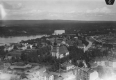 Flygfoto över Mora bebyggelse med Mora kyrka och Österdalälven år 1933.
Läs mer om Mora kyrka i boken: Dalarnas kyrkor i ord och bild.