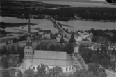 Flygfoto över Mora Strand, Mora. Läs mer om Mora kyrka i boken: Dalarnas kyrkor i ord och bild.