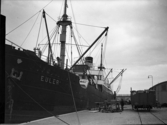 Lastfartyget Euler vid kaj i Varbergs hamn. Några hamnarbetare står mellan båten och godsvagnen.