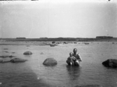 Fotografen Gustaf Björkström badar havsbad med en av sina söner, Åke eller Bo.