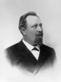 Bröstbild av Theodor Warenberg, Södertälje. Han var Gustafs styvfar från 1888 då modern Augusta gifte om sig sedan Gustafs far dött 1884. Gustaf växte upp i Södertälje men flyttade till Varberg 1906.