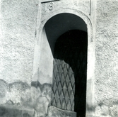 Portalen på långsidan i Döderhults kyrka.