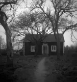 Stuga och källare, orten är inte känd.