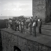 Besökare på Borgholms slottsruin.