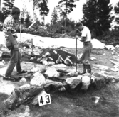 Svedvi sn Rallsta RAÄ 16 Arkeologisk undersökning utförd av Vlm / Henry Simonsson 1960-61.

Sten tas bort av två män vid undersökning av anläggning 43.