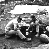 Svedvi sn Rallsta RAÄ 16 Arkeologisk undersökning utförd av Vlm / Henry Simonsson 1960-61.

Två män plockar upp fynd ur anläggning.
