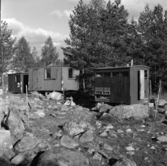 Svedvi sn Rallsta RAÄ 16 Arkeologisk undersökning utförd av Vlm / Henry Simonsson 1960-61.

Kupor för personalen vid utgrävningen.
