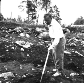 Svedvi sn Rallsta RAÄ 16 Arkeologisk undersökning utförd av Vlm / Henry Simonsson 1960-61.

Man rensar ytan på gravfältet.