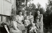 Midsommarfirande på Gamlehagsvägen 1948. Från vänster: Nora Krantz, sömmerskan Svea, Rosa Pettersson (född Krantz), liten flicka, bekanta från Stretereds skomakeri, 