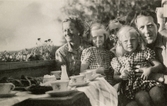 Clary Belfrage och familjen Pettersson sitter på balkongen och fikar, Gamlehagsvägen i Torrekulla 1950. Från vänster: Clary, Eva (gift Kempe), mamma Rosa, Karin (gift Hansson) och pappa Bror 