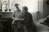 Rosa Pettersson hjälper dotter Eva (gift Kempe) att läsa läxan, Gamlehagsvägen 17 i Torrekulla, år 1952.