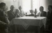 Familjemiddag hos faster Maja i Rävekärr 1952. Från vänster: Bror 