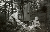 Fikapaus i Torrekullas liljekonvaljeskog, Påskdagen 1951. Från vänster: Rosa Pettersson (född Krantz), döttrarna Eva och Karin samt (stående) mormor Nora Krantz.