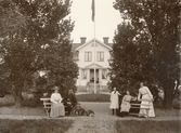 Familjen Larsson framför huvudbyggnaden, 1910-tal