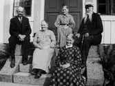 Familj på trappan, 1910-tal