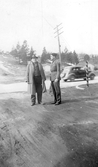 Två män vid vägkorsning i USA, 1930-tal