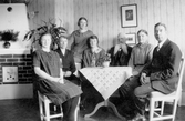 Familj framför öppna spisen i Pettersberg, 1940-tal