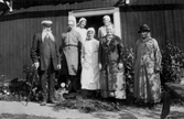 Grupp framför hus, 1940-tal