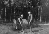 Två damer utför trädgårdsarbete, 1940-tal