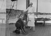 Kvinna vid roder i Sandhamn, 1926