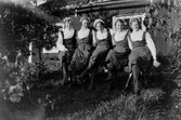 Kvinnor i folkdräkt, 1930-tal