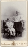 Systrar hos fotografen, före 1895