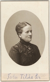 Kvinna med medaljong, 1899 efter