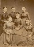 Finklädda kvinnor hos fotografen, 1890-tal