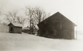 Stall och hundkoja på Pettersbergs gård, ca 1920