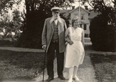 Par på grusgången framför Pettersbergs gård, 1930-tal