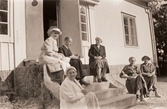 Syskonen Larsson med gäster på trappan på Pettersbergs gård,  1950-tal