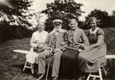Familjen Larsson på ljugarbänken på Pettersbergs gård, 1922