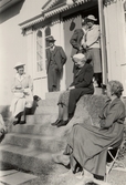 Samling på trappan till Pettersbergs gård, 1940-tal