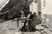 Kaffedags under parasoll på Pettersbergs gård, ca 1950