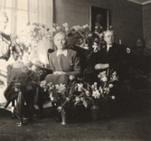 Blomsteruppvaktning på Marias födelsedag på Pettersbergs gård. 1953-04-10