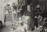 Anna med blomsteruppvaktning på Pettersbergs gård, 1940-06-15