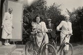 Maria förmanar cyklisterna på Pettersbergs gård, 1940-tal