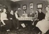Samling i salen på Pettersbergs gård. 1920-tal