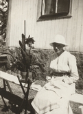 Maria med en stor kaktus på ljugarbänken på Pettersbergs gård. 1919